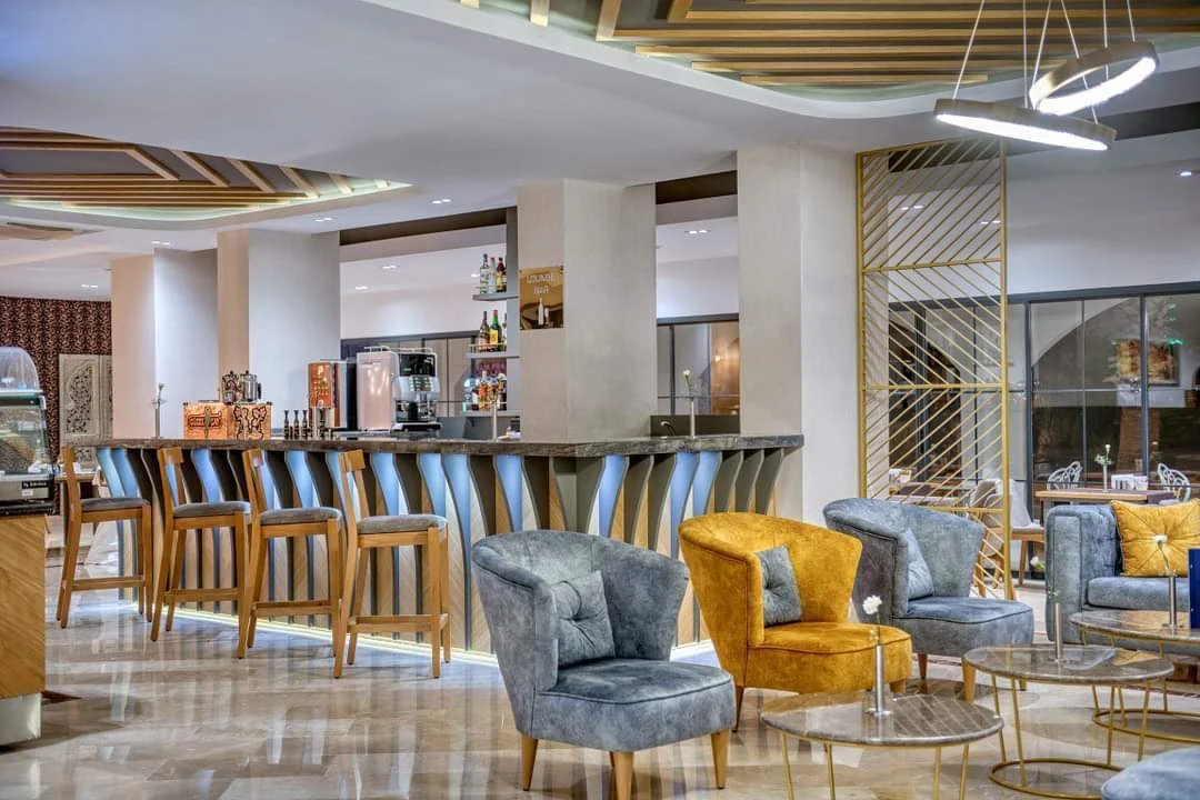 Sealife Lounge bar çevresinde yüksek sandalyeler ve koltuk grupları