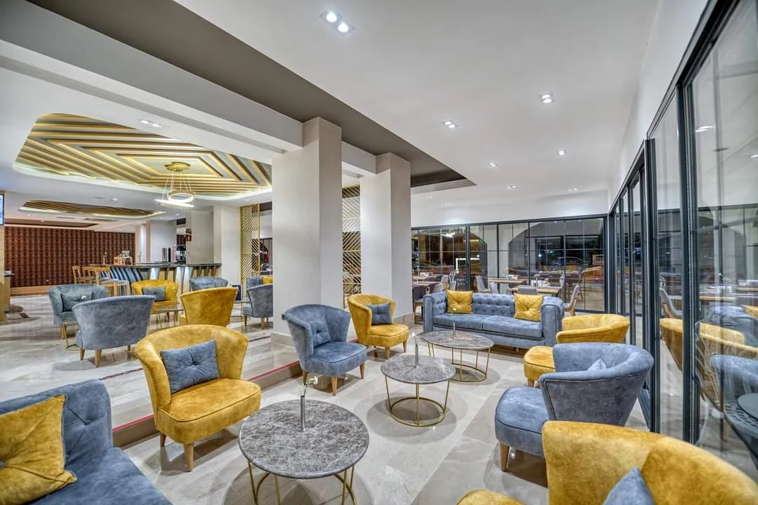 Sealife Lounge ortak alanında renkli koltuklar ve yuvarlak masalar